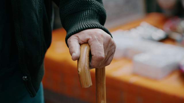 Пенсія без стажу: на яку суму можуть розраховувати українці, які не працювали офіційно