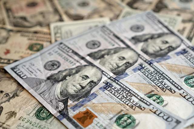 Курс продовжує рости: 500 доларів це скільки в гривнях тепер