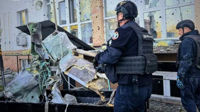 На Київщині рятувальники вилучили частини російської ракети з будинку