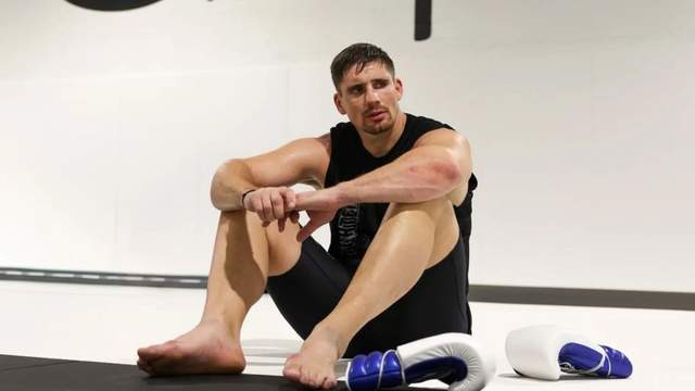 Бій біля пірамід: Верховен завершив кар'єру в кікбоксингу заради поєдинку з Усиком