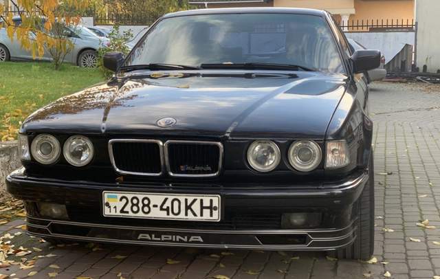 Унікальну BMW E32 Alpina B12 виставили на продаж в Україні