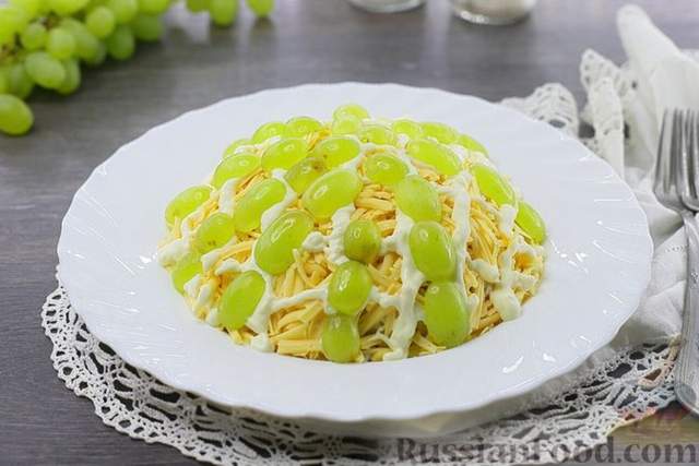 Це не салат, а суцільне задоволення: найкраще поєднання курки, сиру та винограду