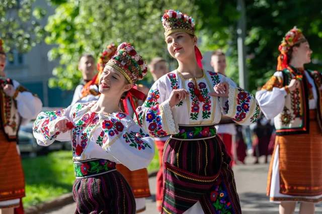 Ніби показ мод: які незвичні слова описують весь колорит Дня вишиванки у Галичині