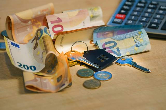 Вивезти гроші за кордон після продажу квартири не так просто: які документи підготувати
