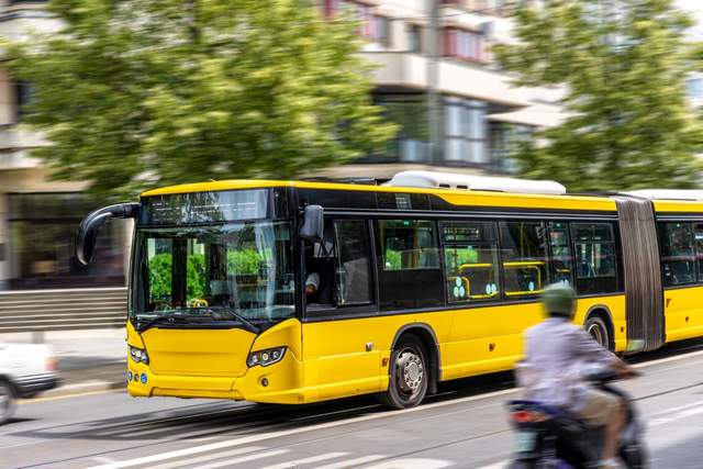 Mercedes-Benz Sprinter знову лідирує: які автобуси купували українці у квітні
