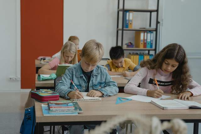 Від одягу до канцелярії: що потрібно купити дитині, яка скоро йде до 1 класу