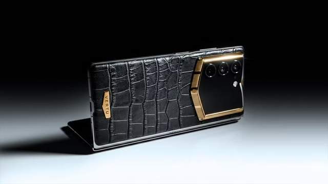 Шкіра, титан і штучний інтелект – Vertu випустила складаний смартфон дорожчий за Galaxy Z Fold