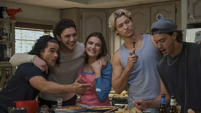 Серіал "Поза кампусом", від якого шаленіє мережа, подивитися 36 мільйонів глядачів