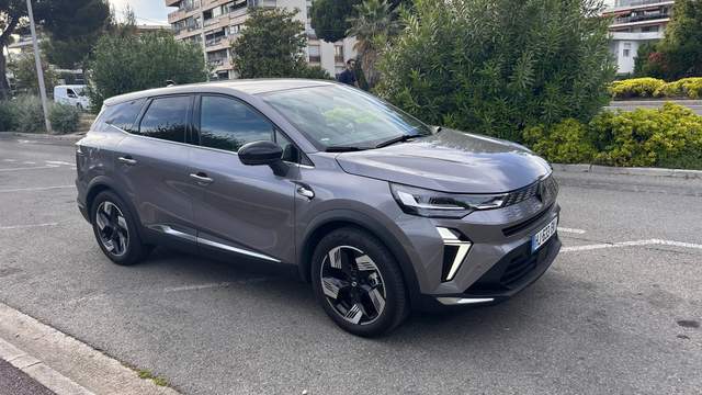 Тест-драйв Renault Symbioz: гібрид, який в Україну приїде лише з пробігом