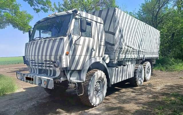 Для чого росіяни фарбують військові вантажівки в камуфляж 