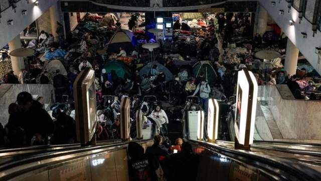 На тлі скандалу: кияни створили петицію про заборону наметів у метро під час тривог