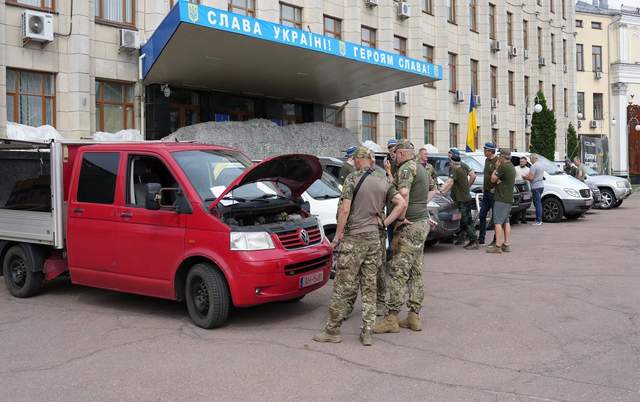 В Житомир естонці привезли ще 15 автомобілів для фронту