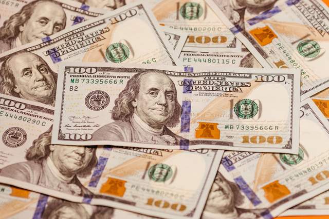 Валюта продовжує рости: 200 доларів це скільки гривень тепер