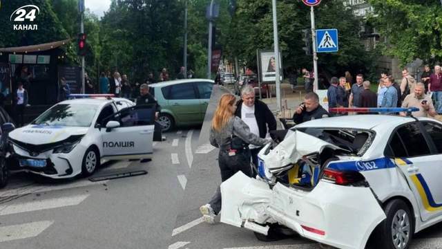 Мікроавтобус влетів у машину поліції: у центрі Києва сталася