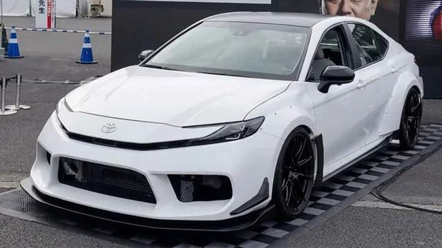 Toyota представила експериментальну 700-сильну Camry з двома двигунами