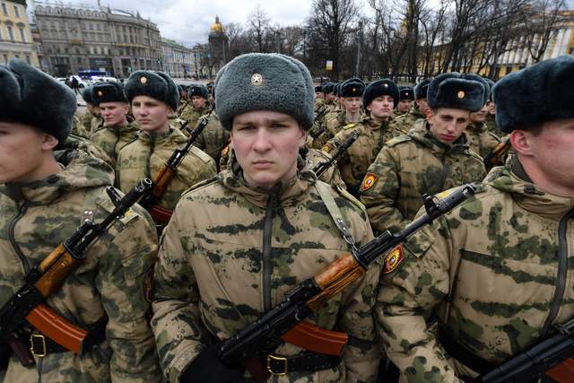 Спеціальні контракти для студентів: Кремль вербує молодь з окупованих територій на війну