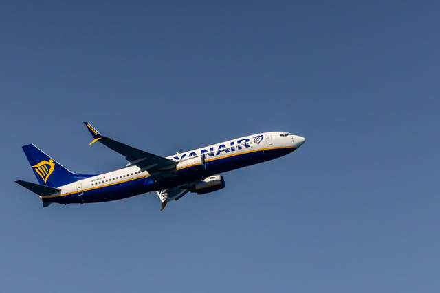 Чоловік майже випав з літака Ryanair на висоті у 4,5 кілометра: як це сталося