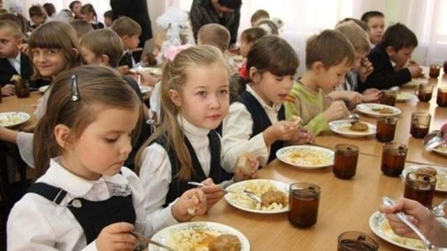 Від першачка до випускника: з 1 вересня всі учні мають бути забезпечені безкоштовними обідами