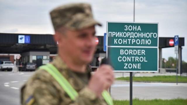 "Сюрпризи" на кордоні можливі: кому й навіщо треба звернутися до адвоката перед виїздом