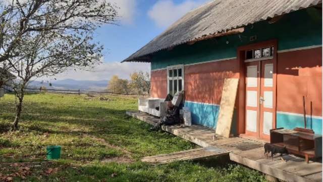 Столітню хату в Карпатах радили знести: як подружжя змінило її за 5 років