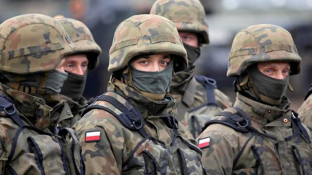 Польща стягує більше військ до кордону з Україною