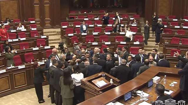 У парламенті Вірменії сталась масова бійка між депутатами