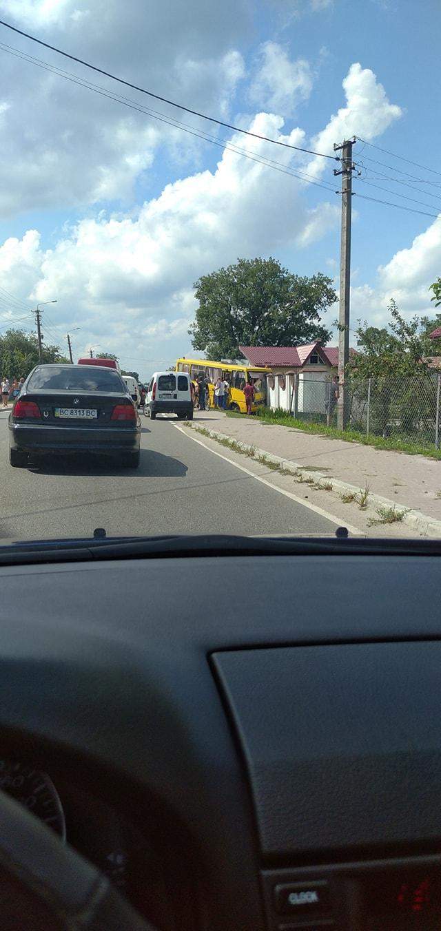 Автівки розкидало у різні боки: на Львівщині шкільний автобус потрапив у жахливу ДТП dzdithiqurierglv