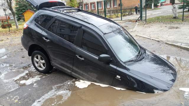 Автомобиль провалился под асфальт