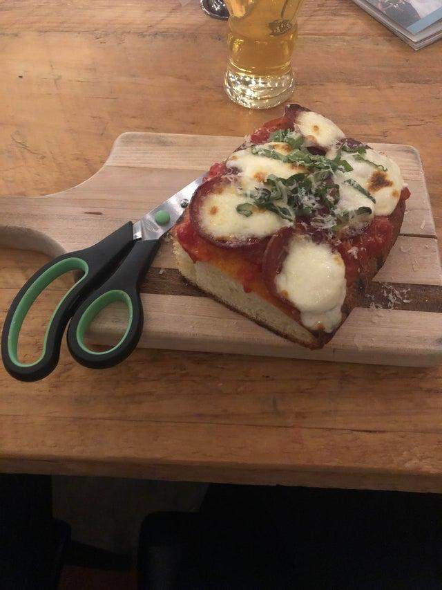 Піца з ножицями