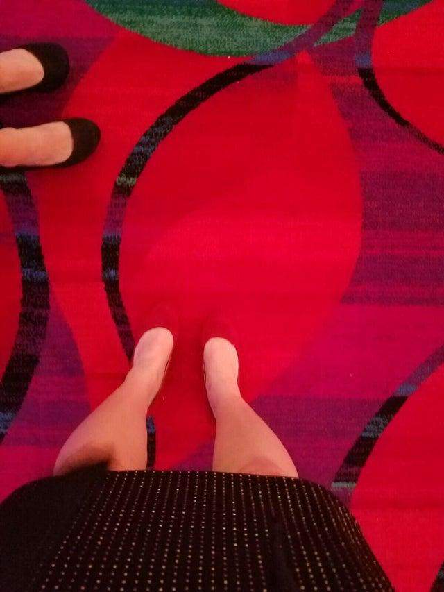 Кажется, что в девушки нет части ног. Все из-за одинаковый оттенок красного