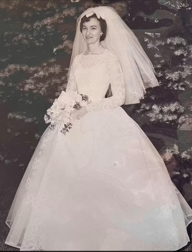 Бабуся дівчини виходила заміж у цій сукні у 1961 році