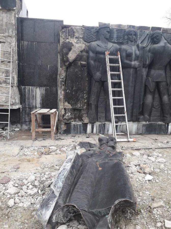 У Львові розпочали демонтаж барельєфів Монументу слави: фото У Львові розпочали демонтаж барельєфів Монументу слави: фото