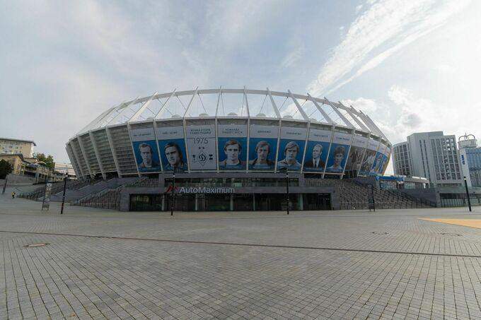 Z Fasadu Stadionu Nsk Olimpijskij Znyali Baneri Z Fotografiyami Legend Dinamo Sport 24