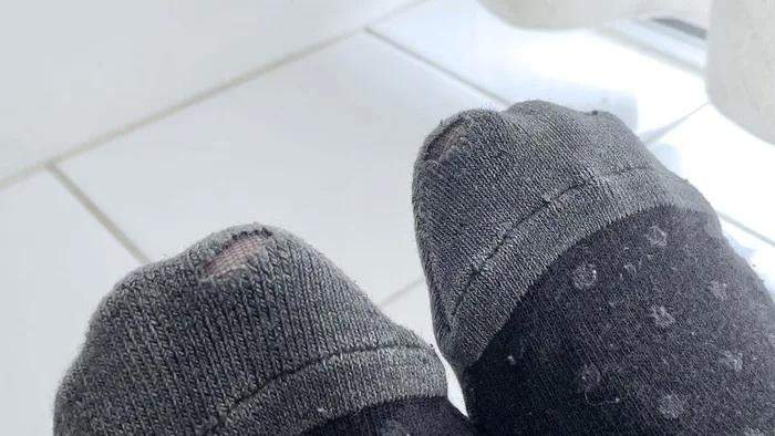 Дизайнер представил носки с дыркой на большом пальце