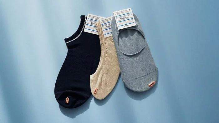 Дизайнер представил носки с дыркой на большом пальце