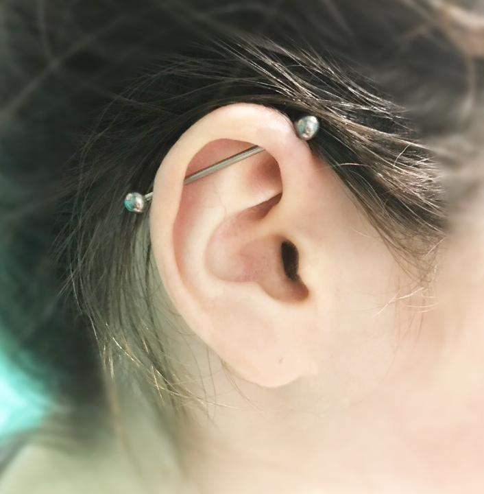 Проколювання вух: коли варто це робити та як правильно доглядати