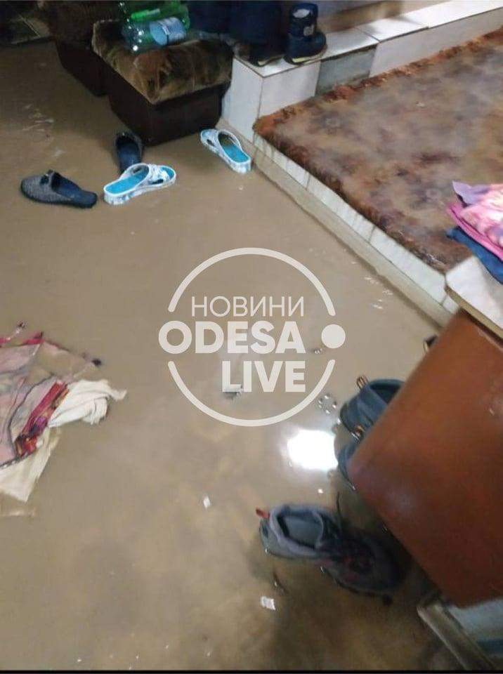 В Одесі затопило будинок після масштабного прориву на водогоні