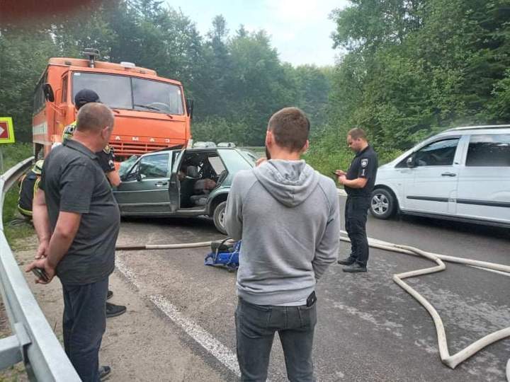 Влетіли в КамАЗ: на Львівщині у лобовій ДТП загинули у ДТП – фото