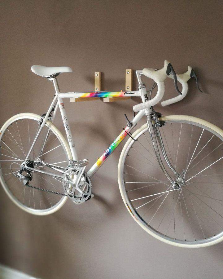 Велосипед на стене экономит место