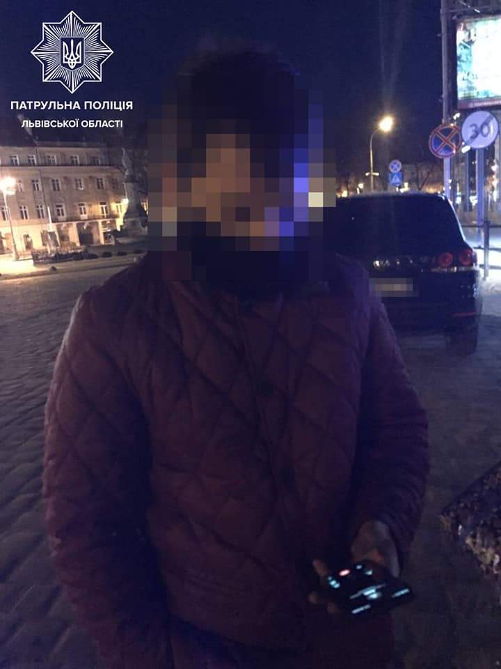 У центі Львова п'яний водій позашляховика зніс огорожу та втік: фото і відео У центі Львова п'яний водій позашляховика зніс огорожу та втік: фото і відео