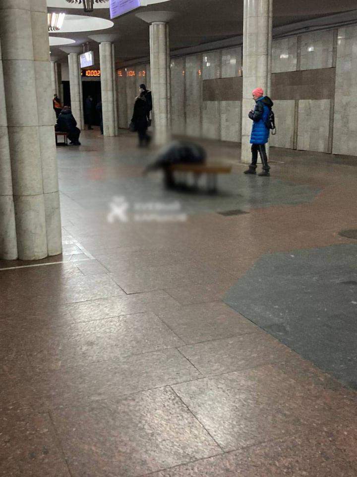 У метро Харкова помер чоловік