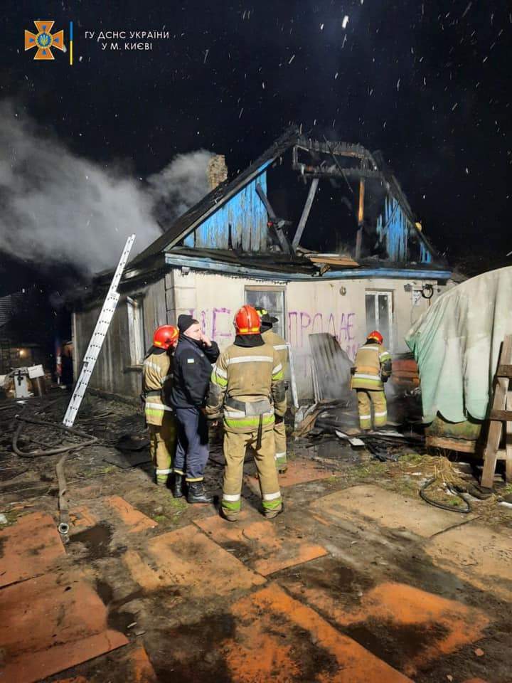 Пожежа у Києві, спалахнув приватний будинок на провулку Таращанському, ДСНС