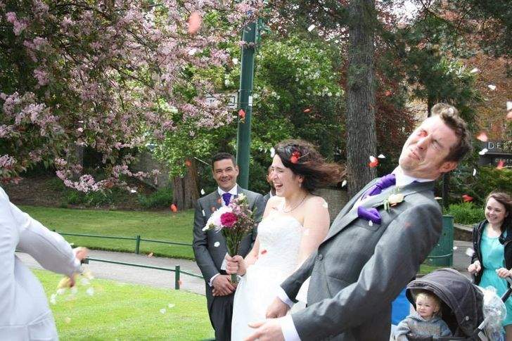 Что здесь происходит: 15 удивительных свадебных фотографий, которые заставят всех смеяться (ФОТО)