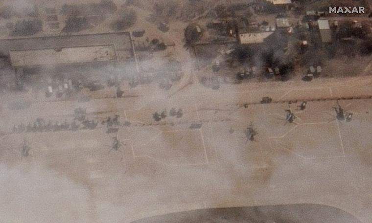 З'явилися фото палаючих російських бойових вертольотів на аеродромі під Херсоном