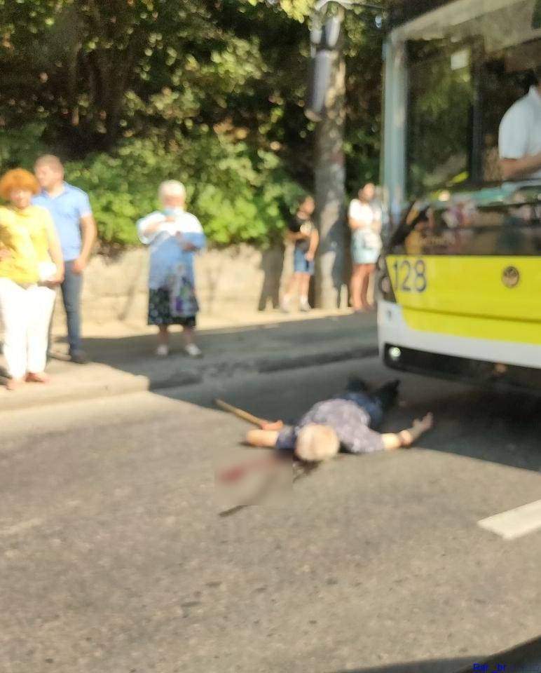 У Львові тролейбус збив пенсіонера: фото і відео