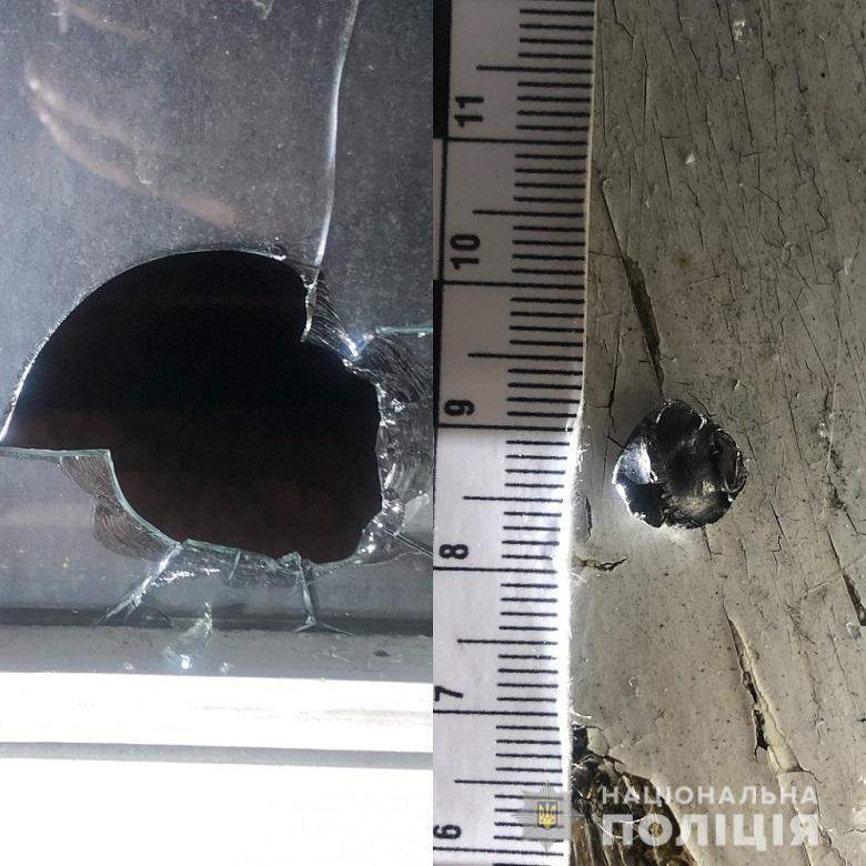 У Києві чоловік обстріляв вікна гуртожиту з пневматичної гвинтівки