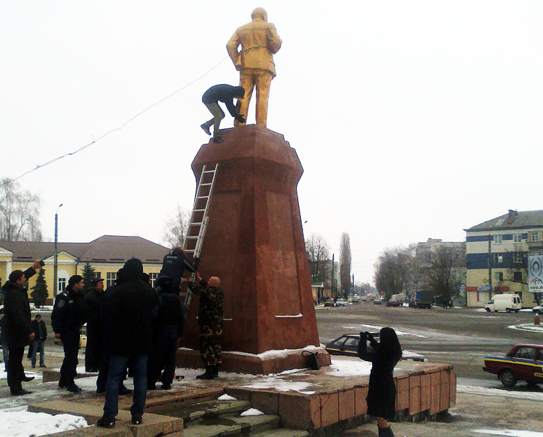 Повалили Леніна в Охтриці Сумщина фото