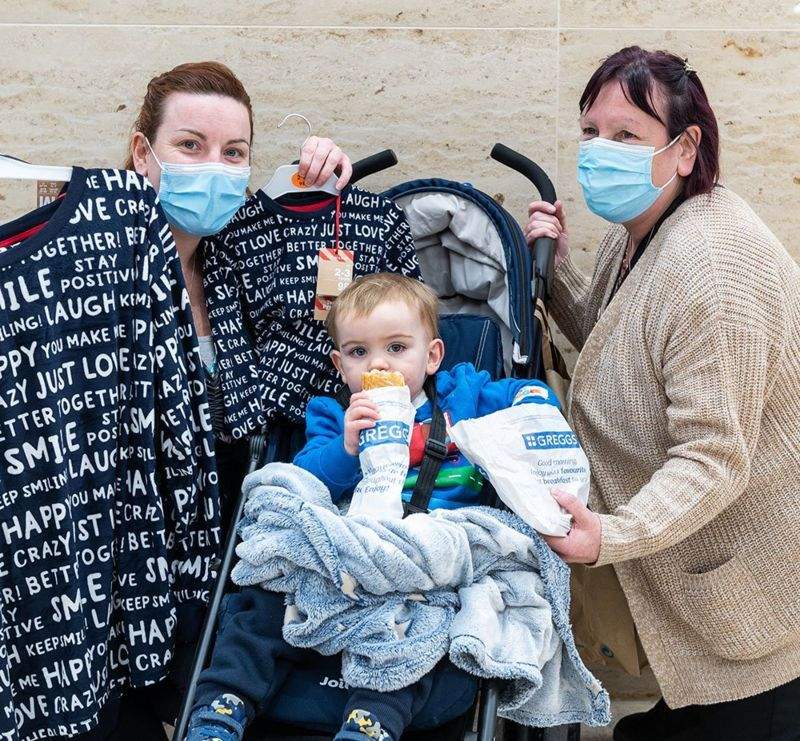 Oleni Kava Rizdvyani Podarunki Sho Kupuyut Lyudi Pered Zakrittyam Magaziniv Cherez Karantin Foto Ostanni Novini Rozvagi