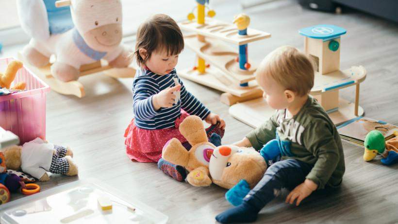 Діти граються вдома Діти граються вдома