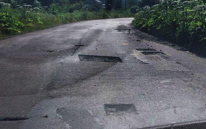 Водії їдуть зустрічкою: на Львівщині ремонтники повирізали ями й покинули їх на місяць